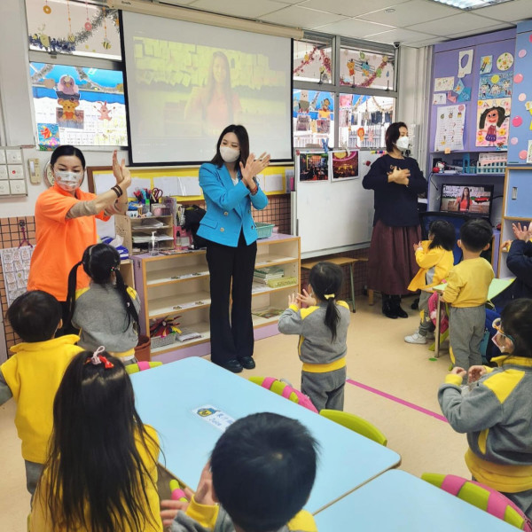  三料港姐冠軍離巢後轉行做老師！超級學霸精通5種語言 近況曝光知性美爆發