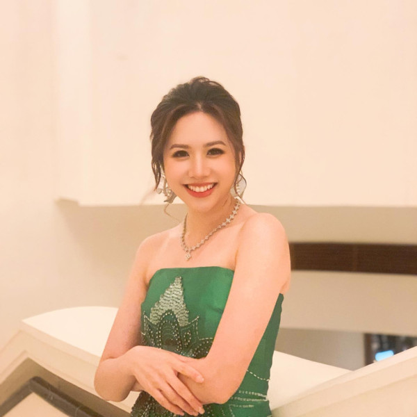  三料港姐冠軍離巢後轉行做老師！超級學霸精通5種語言 近況曝光知性美爆發