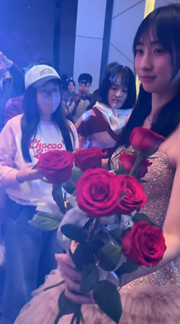 聲夢小花生日派對辦菲律賓式成人禮 公主晚裝性感上陣 粉絲爭相送花 