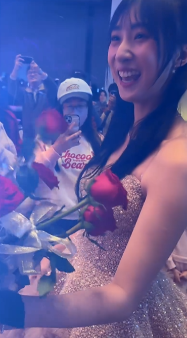 聲夢小花生日派對辦菲律賓式成人禮 公主晚裝性感上陣 粉絲爭相送花 