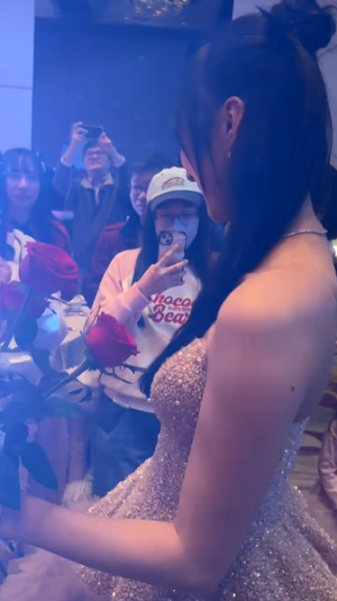 聲夢小花生日派對辦菲律賓式成人禮 公主晚裝性感上陣 粉絲爭相送花 