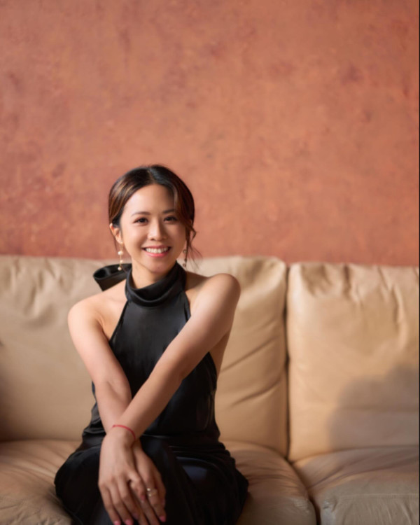  三料港姐冠軍離巢後轉行做老師！超級學霸精通5種語言 近況曝光知性美爆發