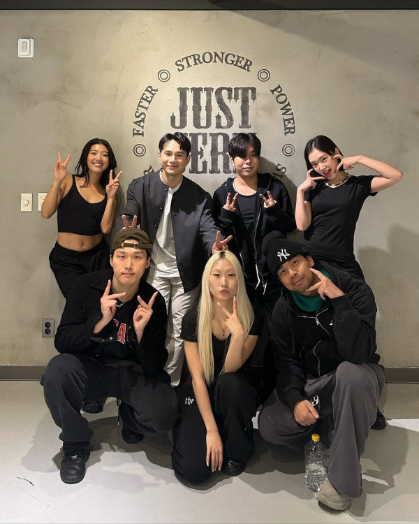 韓國二代女團成員曬香港取景婚照!霓虹燈/電車景拍出港式復古氛圍