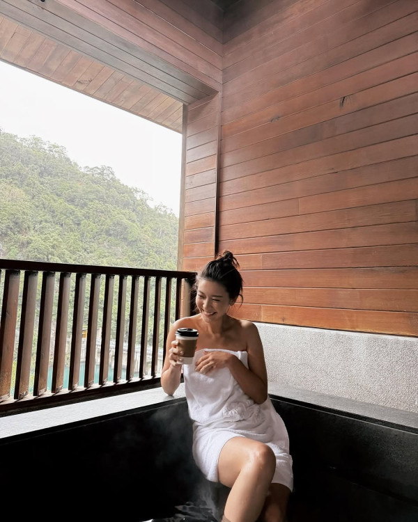 TVB主持自駕遊日遇大雪 車子驚變「雪糕車」獲熱心人借一物助融雪 網友反提醒要小心？ 