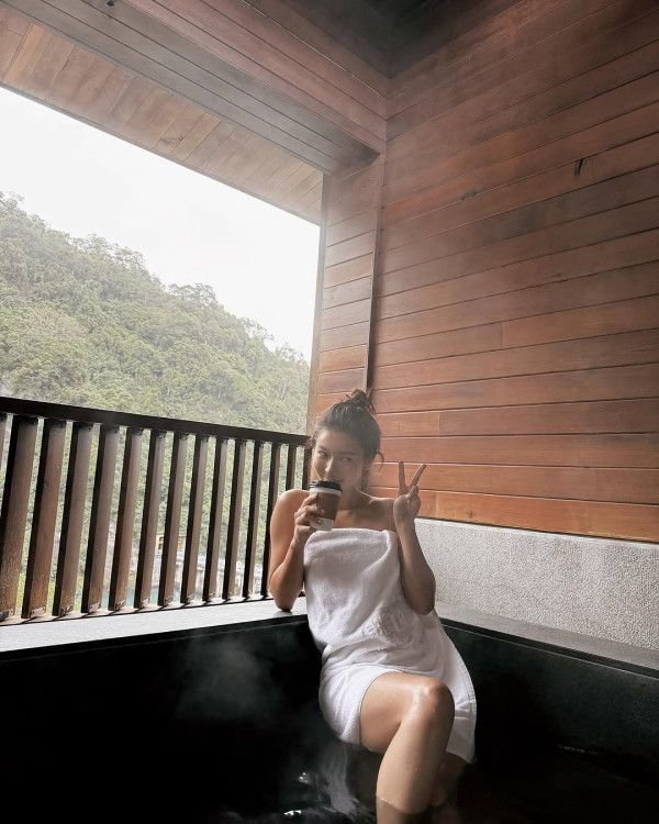 TVB主持自駕遊日遇大雪 車子驚變「雪糕車」獲熱心人借一物助融雪 網友反提醒要小心？ 