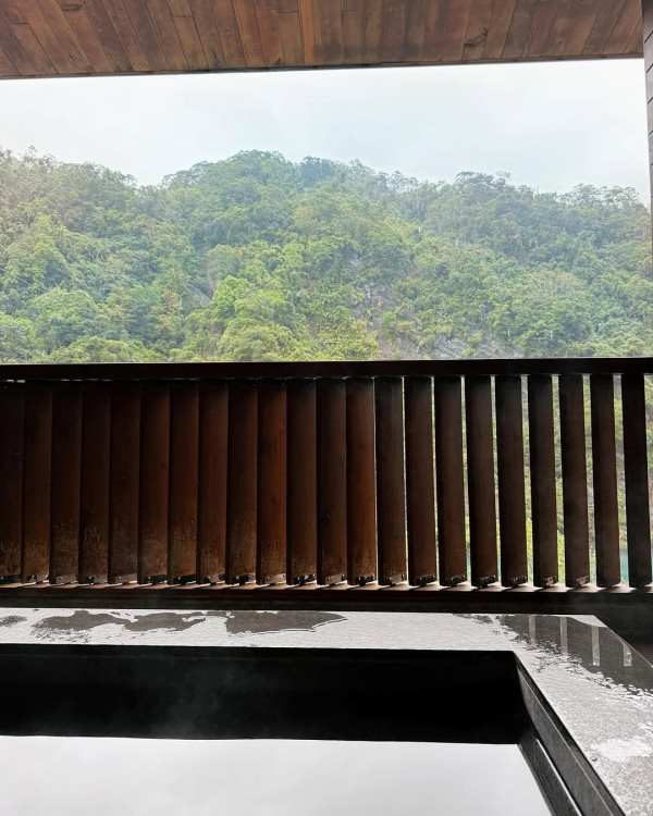 TVB主持自駕遊日遇大雪 車子驚變「雪糕車」獲熱心人借一物助融雪 網友反提醒要小心？ 