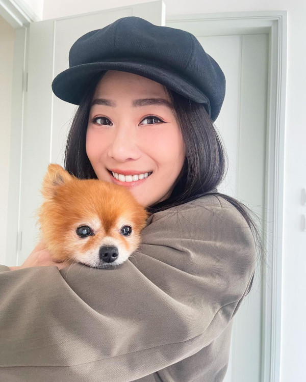 朱智賢悲痛悼念17歲愛犬離世！IG晒抱狗痛哭相呆坐家中 舊愛謝東閔留言安慰