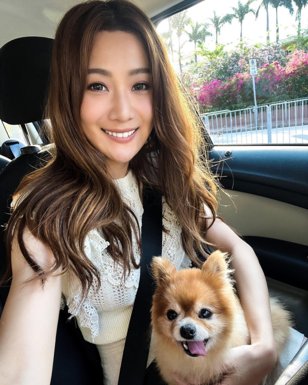 朱智賢悲痛悼念17歲愛犬離世！IG晒抱狗痛哭相呆坐家中 舊愛謝東閔留言安慰