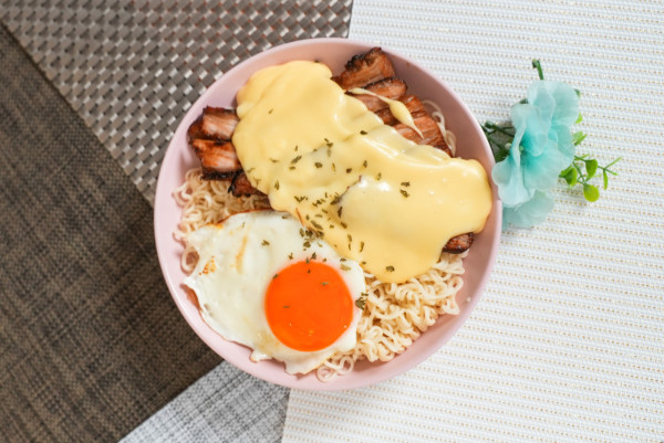 豬頸肉芝士撈丁｜神還原新記冰室名物！十級邪惡宵夜／濃厚芝士醬汁