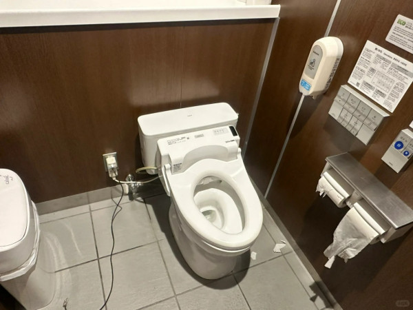 內地女窮遊出絕招 唔租酒店瞓機場廁所 終被趕走馬桶無得踎