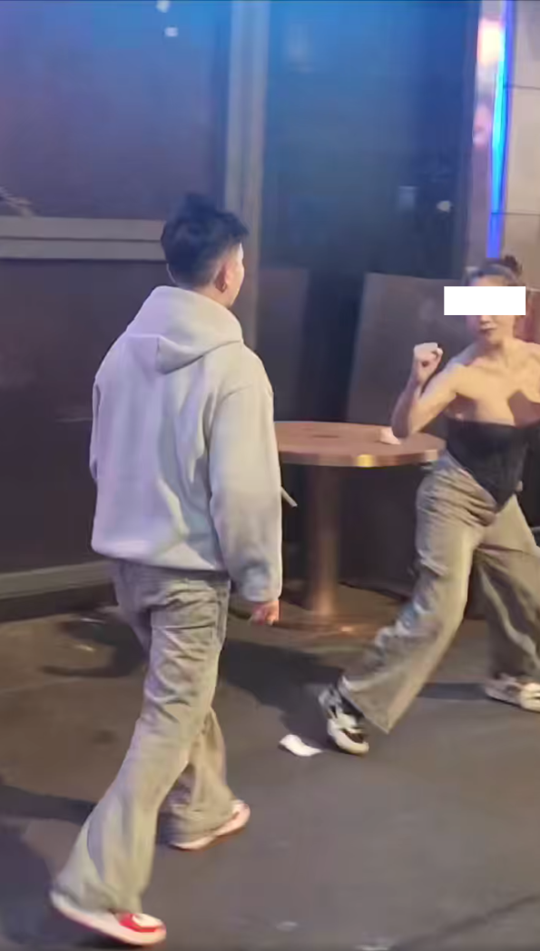 蘭桂坊MMA｜有片！低胸女邀港男蒲吧被拒大打出手 反擊出動龍爪手地上肉搏