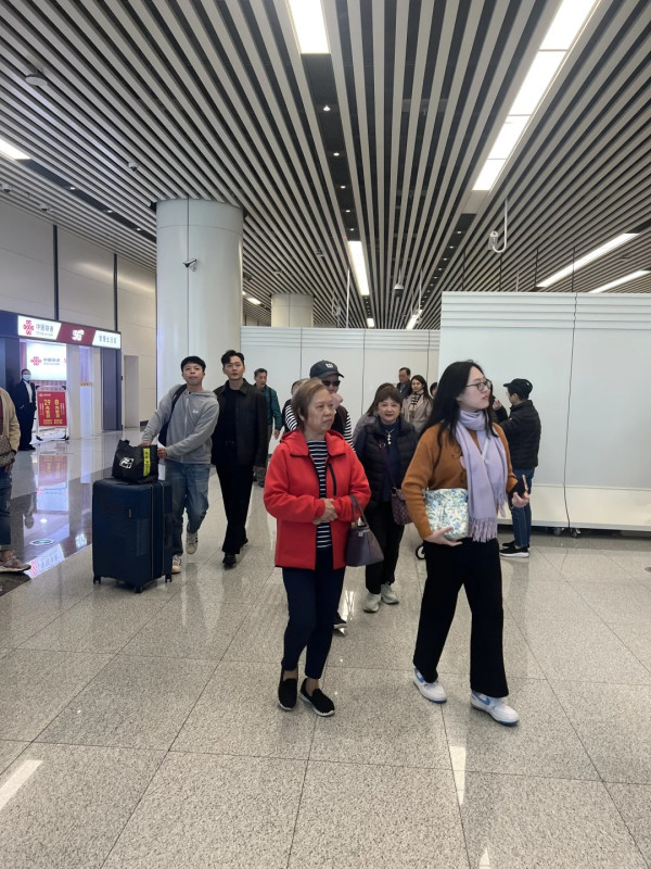 前TVB男星被警員機場閘口守候 一落機嚇親：以為自己變國際通緝犯 