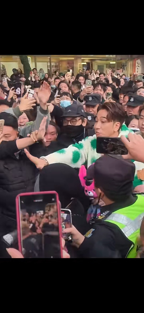 45歲前TVB小生 內地被簇擁群情洶湧 不停重複一字竟被以為是粗口 