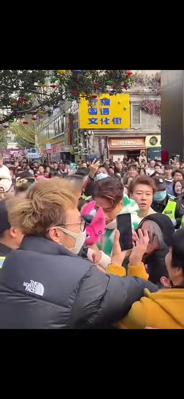 45歲前TVB小生 內地被簇擁群情洶湧 不停重複一字竟被以為是粗口 