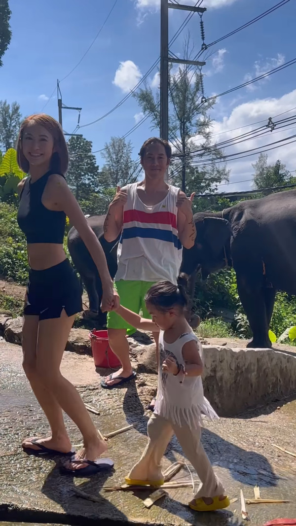 英皇37歲女星遊泰國晒美照 著泳衣泰服孖細女老公拍片羡煞旁人 