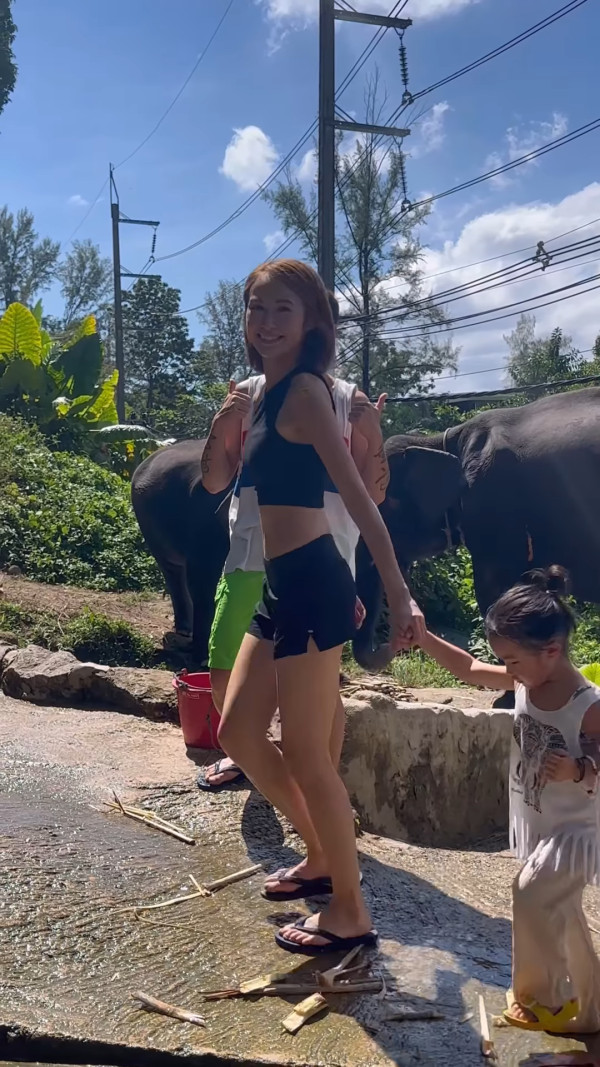 英皇37歲女星遊泰國晒美照 著泳衣泰服孖細女老公拍片羡煞旁人 