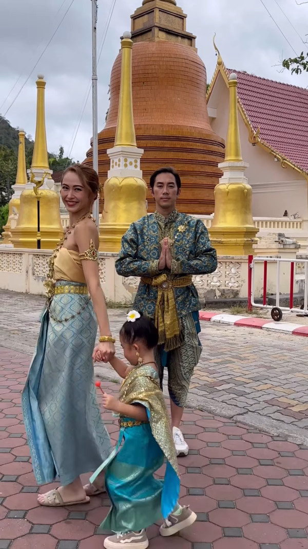 英皇37歲女星遊泰國晒美照 著泳衣泰服孖細女老公拍片羡煞旁人 