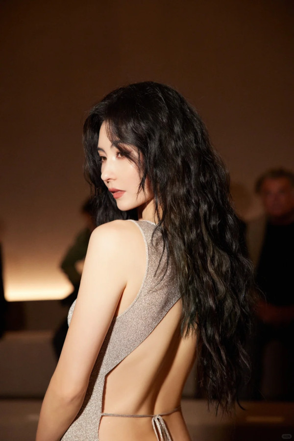 45歲張栢芝「神顏」生圖流出登熱搜 三孩之母仍似《喜劇之王》柳飄飄極震撼