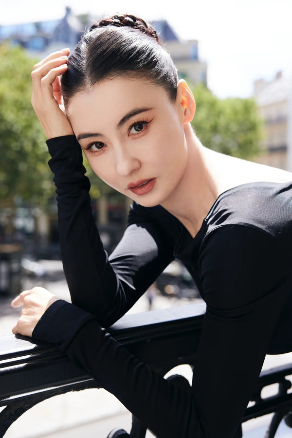 45歲張栢芝「神顏」生圖流出登熱搜 三孩之母仍似《喜劇之王》柳飄飄極震撼