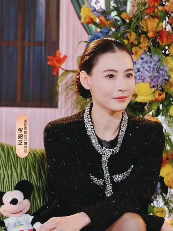 45歲張栢芝「神顏」生圖流出登熱搜 三孩之母仍似《喜劇之王》柳飄飄極震撼