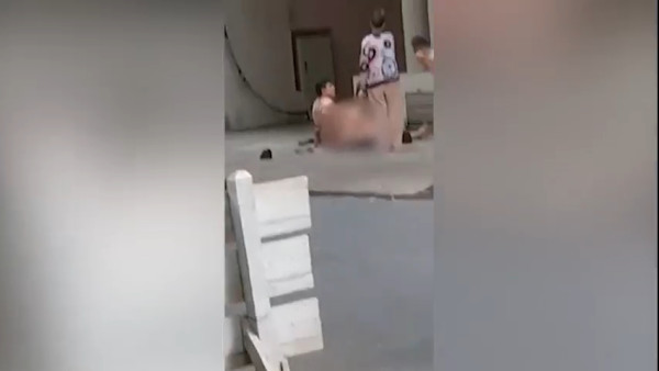 男女草坪巨坑公然上演活春宮 激戰地點竟意外成打卡熱點!