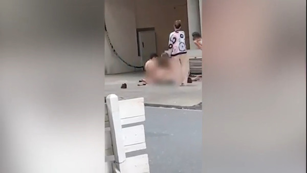 男女草坪巨坑公然上演活春宮 激戰地點竟意外成打卡熱點!