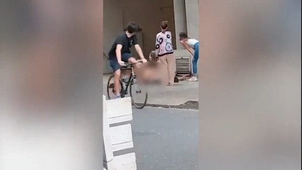 男女草坪巨坑公然上演活春宮 激戰地點竟意外成打卡熱點!