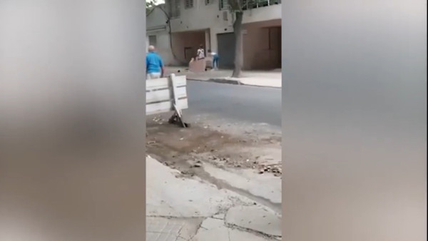 男女草坪巨坑公然上演活春宮 激戰地點竟意外成打卡熱點!