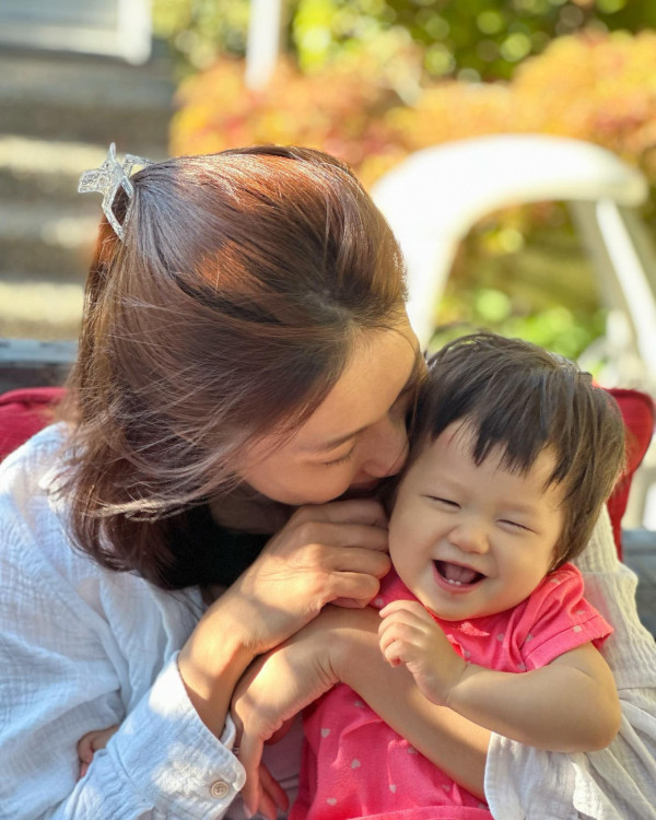 鍾嘉欣激罕公開加拿大4千呎獨立屋內貌！旋轉樓梯/一望無際花園！ 