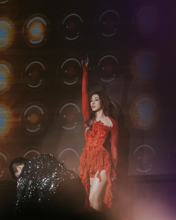 鍾嘉欣激罕公開加拿大4千呎獨立屋內貌！旋轉樓梯/一望無際花園！ 