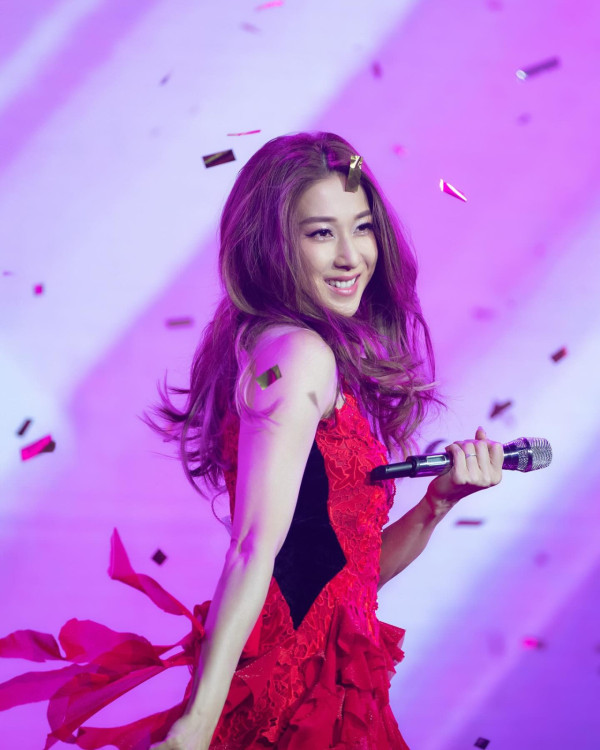 鍾嘉欣罕晒細女3歲生日照容貌曝光 比大女更似媽媽美貌！暴風成長驚艷網民