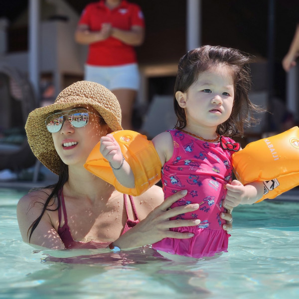 鍾嘉欣激罕公開加拿大4千呎獨立屋內貌！旋轉樓梯/一望無際花園！ 
