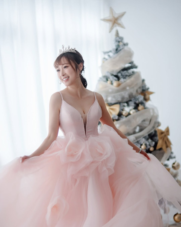 黃美棋婚後大解放晒極限爆乳泳衣照 34D迫爆上圍事業線深不見底震撼網民