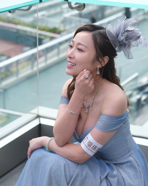 黃美棋婚後大解放晒極限爆乳泳衣照 34D迫爆上圍事業線深不見底震撼網民