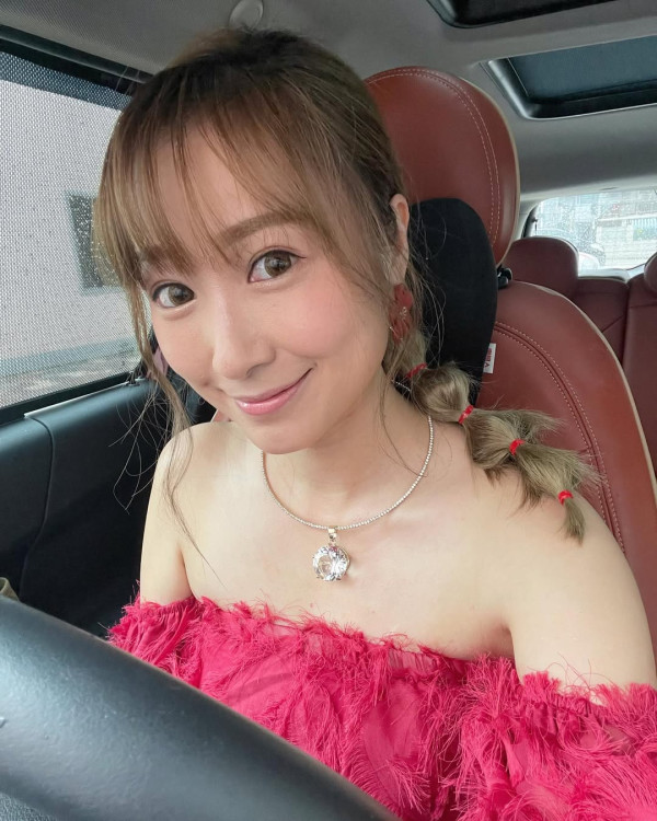 36歲性感人妻胸壓馬場尺度震撼大開 低胸戰衣薄紗遮胸藏不住好身材