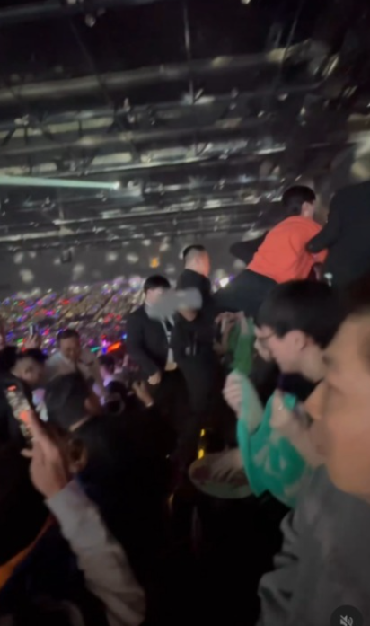 YOASOBI香港演唱會｜男粉絲觀眾席站立熱情打call 遭多名保安合力抬走惹熱議 