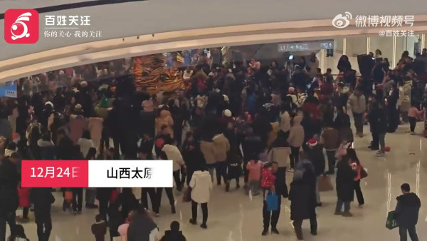 有片｜內地民眾瘋搶聖誕樹裝飾 場景有如長洲搶包山！ 