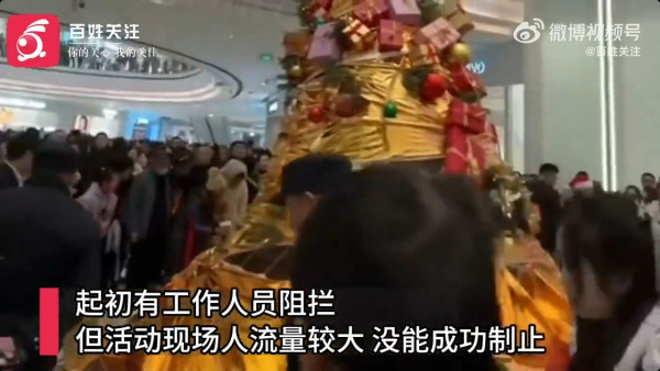 有片｜內地民眾瘋搶聖誕樹裝飾 場景有如長洲搶包山！ 