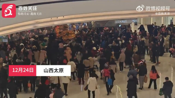 有片｜內地民眾瘋搶聖誕樹裝飾 場景有如長洲搶包山！ 