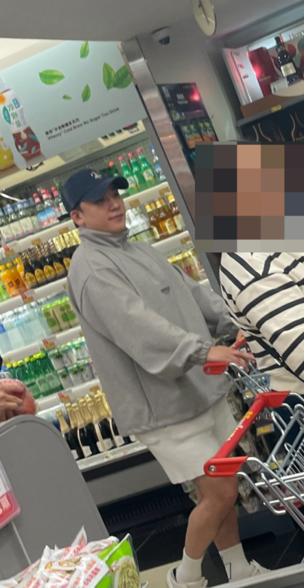 前BIGBANG成員｜勝利中環一拖三被野生捕獲 脹爆現身超市 被指撞樣一TVB男星？ 