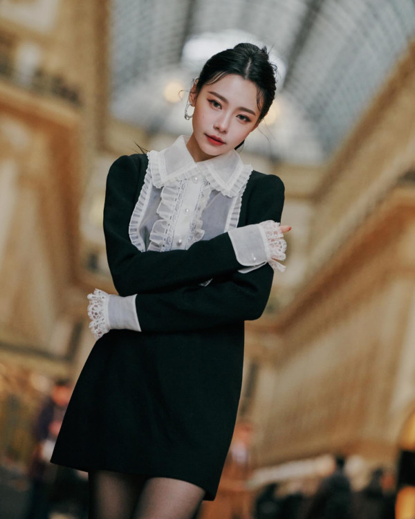 林明禎超鬆身背心疑洩34E胸前春光 彎腰瞬間畫面引網民暴動：我有冇睇錯