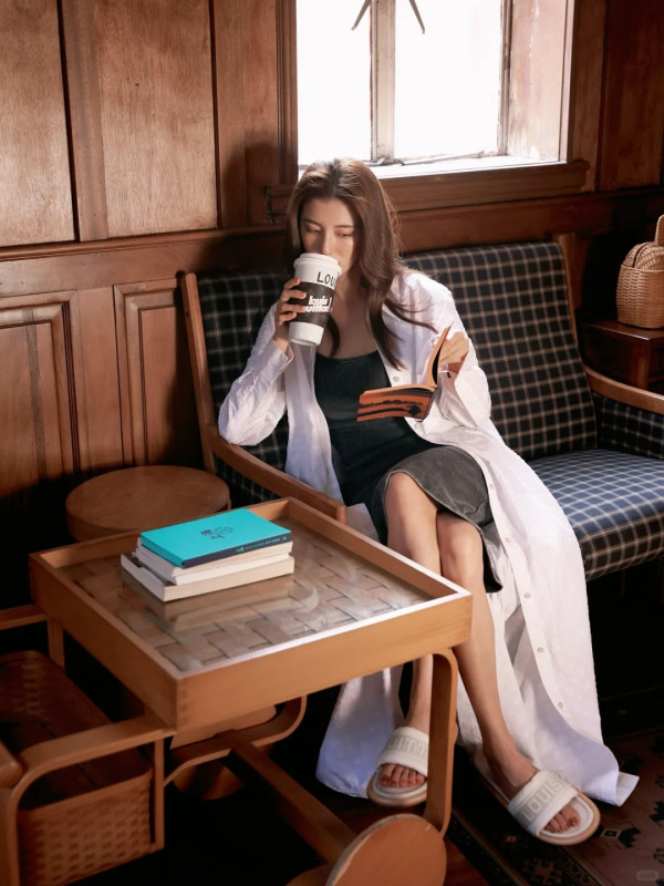 百億新抱吳千語赴韓晚宴Deep V到肚臍！撼贏何超蓮！傲人身材貴氣獲讚美到發光 