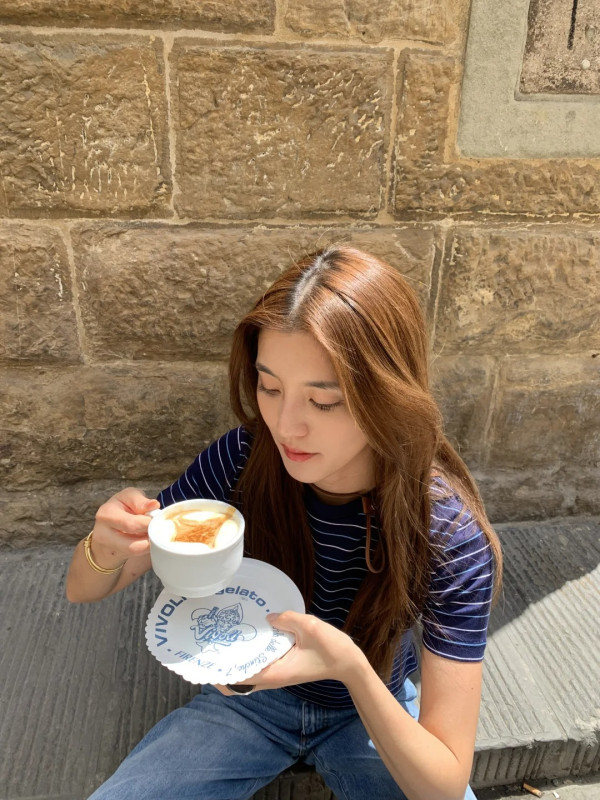 百億新抱吳千語赴韓晚宴Deep V到肚臍！撼贏何超蓮！傲人身材貴氣獲讚美到發光 