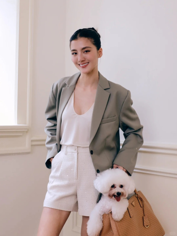 百億新抱吳千語赴韓晚宴Deep V到肚臍！撼贏何超蓮！傲人身材貴氣獲讚美到發光 