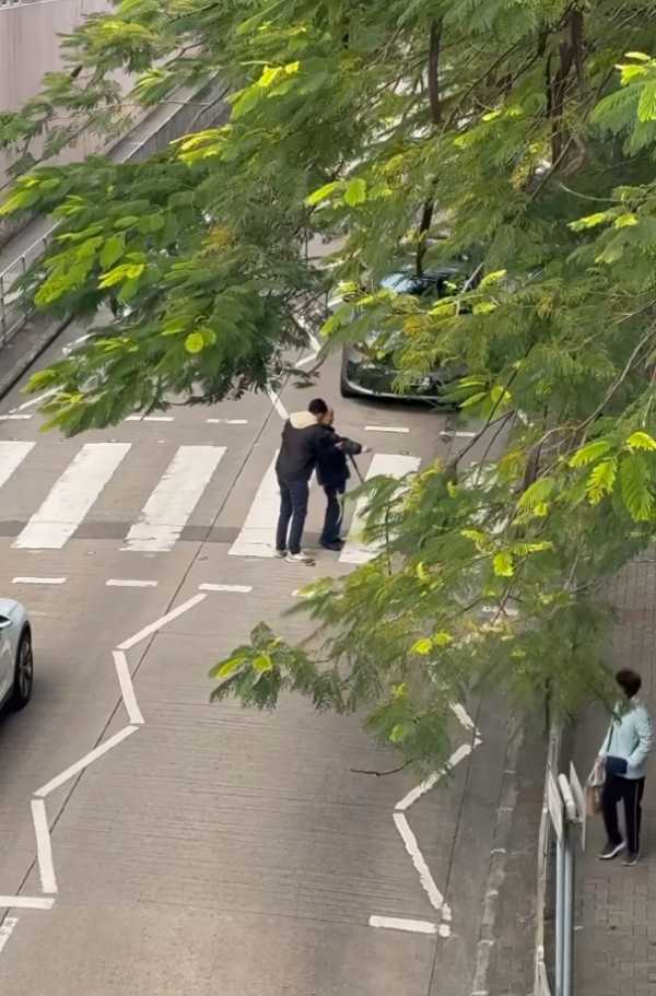 港男司機落車扶老伯過馬路！車龍「助攻」熱心一幕獲讚：好有愛