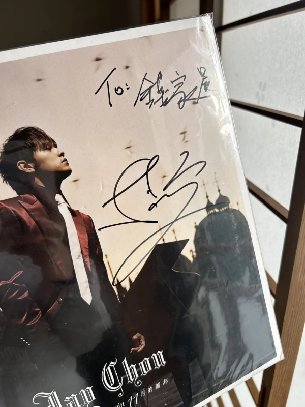 天王超低調遊日仍被認出 粉絲竟還隨身帶唱片 無奈只好贈簽名加合照 