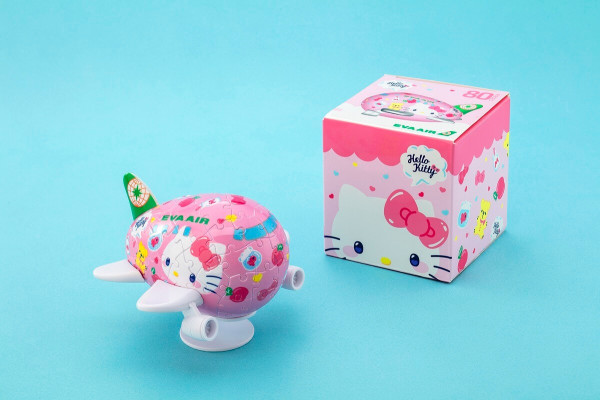 長榮航空推Hello Kitty粉萌客機 每日兩班直航高雄！提供Sanrio主題餐具/杯墊/拖鞋 