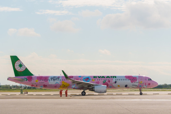 長榮航空香港來回高雄Hello Kitty粉萌客機 每日兩班！提供Sanrio主題餐具/杯墊/拖鞋