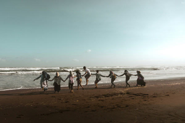 巴西里約熱內盧著名的科帕卡巴納海灘每到除夕夜就會有大批市民聚集，等待新年鐘聲敲響的一刻，手拉手衝向大海並跳過7個海浪。（圖片來源：Unsplash）