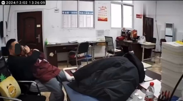 內地高中師生親暱影片流出 互相摟抱親吻 教育局已介入調查 